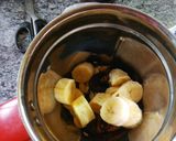 A picture of step 1 of Banana cocoa milkshake.