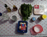 Foto del paso 1 de la receta: Ensalada de espinacas con tocino