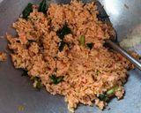 Foto langkah ke 5 dari resep Bekal Nasi Goreng Merah.