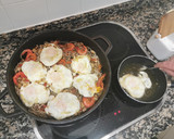Foto del paso 6 de la receta: Ous trencats amb gules, sèpia i gamba vermella