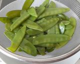 Foto del paso 1 de la receta: Tirabeques salteados con arroz  y salsa de yogur al curry