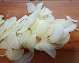 Foto del paso 1 de la receta: Doradas al horno con cama de cebolla