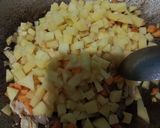 Foto langkah ke 5 dari resep Tumis Kentang Ayam (isian arem arem).