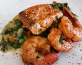 Foto del paso 11 de la receta: Salmón con salsa de espinacas y verduritas con gambas