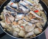 Hình bước làm 5 của món Cá chuồn kho mít non