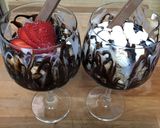 Foto del paso 5 de la receta: Copas con fruta, nata, chocolate y galletas