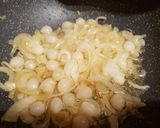Mézes gyöngyhagymás csirke recept fázis 3 fotója