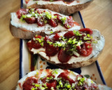 Foto del paso 5 de la receta: Crostini de cerezas con queso