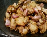 Foto del paso 2 de la receta Pollo frito con ajos morados