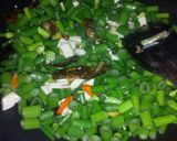 Foto langkah ke 2 dari resep Oseng kembang bawang.