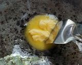 Foto langkah ke 2 dari resep Telur Ceplok Saus Mentega.
