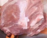 Hình bước làm 2 của món Canh cà rốt táo đỏ kỳ tử thịt heo nấu xà lách xoong