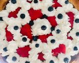 Foto del paso 9 de la receta: TARTA🥮CON POSTRE DE 🍫CHOCOLATE🍫 🍓FRUTILLAS🍓 Y CREMA🤩🍫🍓🍫🫐😋