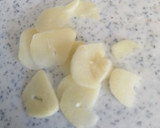 Foto del paso 1 de la receta: Calamares guisados con gambas y guisantes
