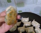 Foto langkah ke 3 dari resep 11. GYOZA WITH CHILI OIL.