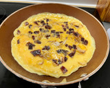 Foto del paso 2 de la receta: Roll de tortilla rellena de dúo de jamón y cebolla