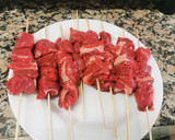 Foto del paso 2 de la receta: Enfilalls d'entrecot de vaca amb salsa de mostassa i mel