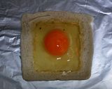 Foto del paso 4 de la receta: Tostada con huevo y queso