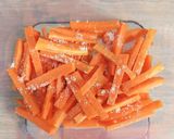Foto langkah ke 1 dari resep Cheesy Herb Roasted Carrots.