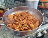 Foto del paso 3 de la receta: Chicharrón en salsa roja de habanero/ salsa verde