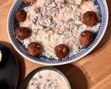 Une image de l'étape 3 de Riz et boulettes de viande à la crème champignons.