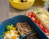 Hình bước làm 2 của món Bento box 14: cơm nắm gochujang + trứng cuộn + thịt bò xào + rau củ