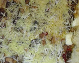 Foto del paso 6 de la receta: Pizza con los bordes rellenos de queso con gurumelos pollo y beicon con salsa barbacoa