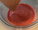 Foto del paso 2 de la receta: Crema fría de tomate y remolacha, queso tierno ahumado y olivada