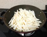 Hình bước làm 2 của món Củ Sắn Nước (Củ Đậu) Xào Ruốc