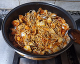 Foto del paso 4 de la receta: Gulas con langostinos, almejas y tomate