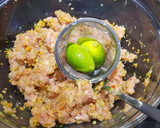 Foto del paso 3 de la receta: Albóndigas de pavo con toque thai en salsa picante y quinoa