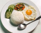 Foto langkah ke 4 dari resep Nasi Telur Ceplok Dengan Scallion Oil.