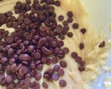 Φωτογραφία βήματος 2 της συνταγής Cupcakes βανίλιας με κομματάκια σοκολάτα γάλακτος