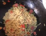 A picture of step 6 of Veggie sausage mix noodles.