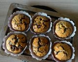 Foto del passaggio 4 della ricetta Muffin con mirtilli e cioccolato bianco e muffin con gocce e pezzi di cioccolato🧁🍫🫐