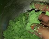 Foto langkah ke 2 dari resep Sagon kering pandan (pakai wajan, takaran sendok).