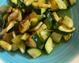 Foto del passaggio 2 della ricetta Rigatoni con gamberi, zucchine, cipollotto e buccia di limone