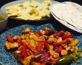 Foto del paso 4 de la receta: Fajitas de pollo, pimiento, cebolla morada, tomatillos y chiles poblanos