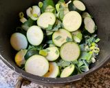 Une image de l'étape 2 de 🥒SOUPE 🥣 COURGETTES 🥒KIRI JUST FOR KIDS👶🍵🥄.
