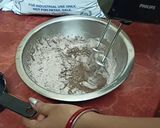 2 टायर किट कैट गेम्स चॉकलेट केक रेसिपी चरण 2 फोटो