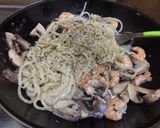 Foto langkah ke 6 dari resep Sphagetti Mushroom Cream Sauce with Shrimp 🍤.