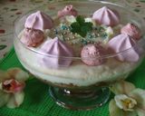Foto del paso 5 de la receta Mousses de chocolate blanco y negro con frutas y merengues de fresa