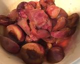 Une image de l'étape 2 de Compote de pêches de vigne et pêches jaunes à la crème de cassis.