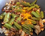 A picture of step 4 of Okra Curry.