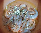 Foto del paso 3 de la receta: Gambas frescas salteadas al ajillo y perejil
