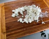 Une image de l'étape 10 de Salade de concombre, tomates et feta sauce roquefort.