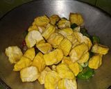 Foto langkah ke 2 dari resep Tumis tahu kecap pedas.