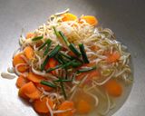 Foto langkah ke 3 dari resep Sayur bening toge.