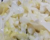 Foto del paso 4 de la receta: Ensalada de lechuga arrepollada y cebollas blancas