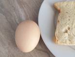 Bánh mỳ và trứng bước làm 1 hình